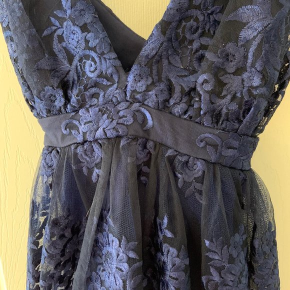 Blue dress with lace detail - Picture 2 of 3